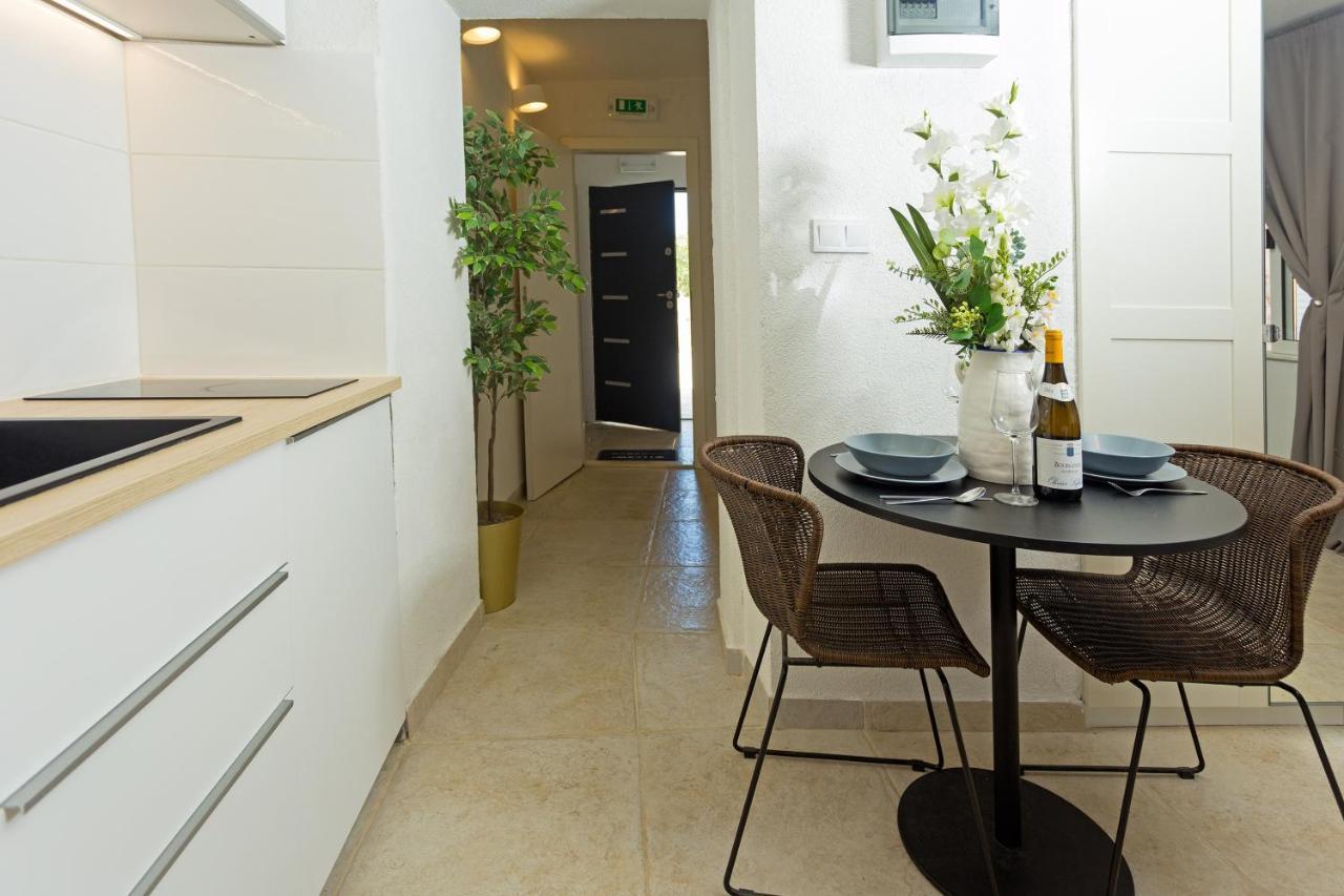 חוואר Apartment And Studios Happy Place מראה חיצוני תמונה